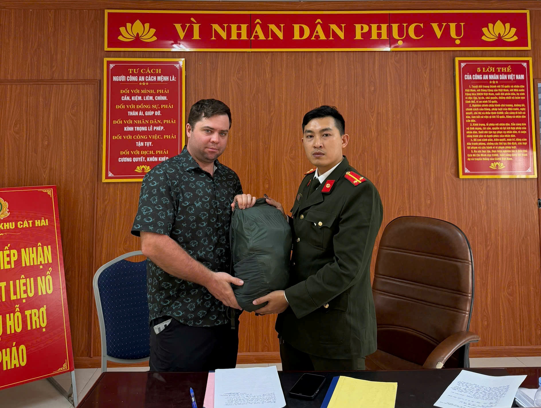 Công an đặc khu Cát Hải nhanh chóng tìm lại tài sản thất lạc cho du khách nước ngoài